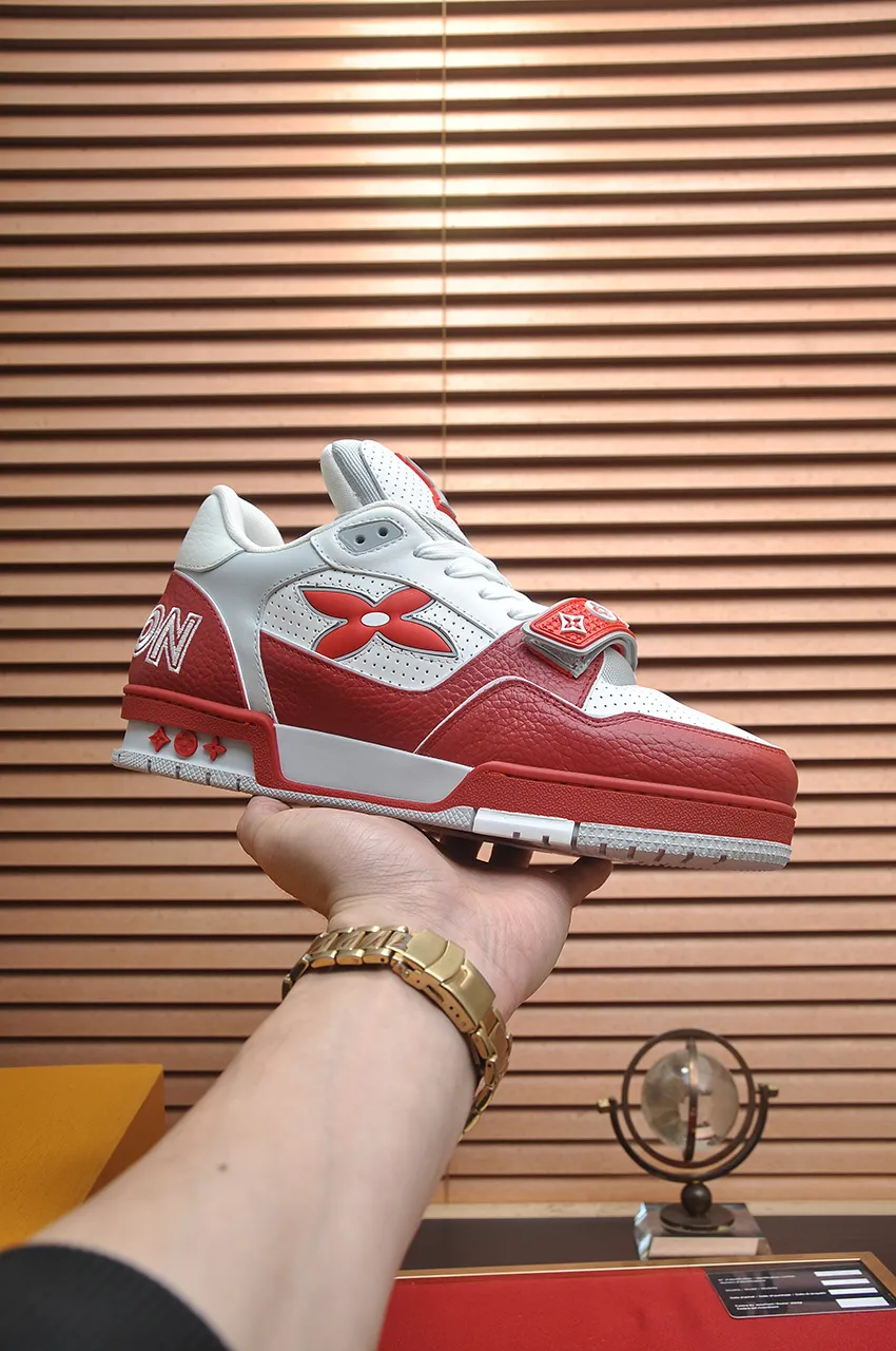 Men's shoes 💰660💶Original development, quality shipping, welcome to compare - LV sneaker series LV Trainer Maxi sneakers introduce the loose silhouette of the ready-to-wear series into the LV Trainer sneaker design written by Virgil Abloh, making an eye-catching appearance in the spring and summer men's wear shows. The cow leather upper is combined with rough fabric laces, and colorful beading highlights the brand's classic elements. LV letters mark the tongue and Monogram floral outsole. Mixed materials Made of first-layer cowhide, wrapped in imported custom-printed denim, thick shoelace design, large Monogram print on the side, "lv 54" badges on the tongue and heel, rubber outsole decorated with Monogram flowers, mesh lining and cotton feet, the comfort is as extreme as ever, premium heritage, quality first, worth owning! Size: Women's 35-39 (customized at 40, non-refundable) Men's 39-45 (customized at 38.46, non-refundable) ♡Full set of packaging with original gift box